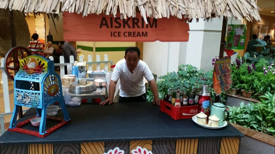 Happy Catering professional ice cream cart service